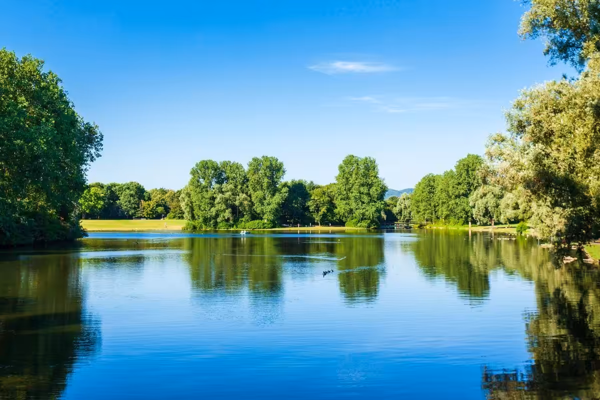 See in Bonn mit grüner Landschaft und Natur drumherum