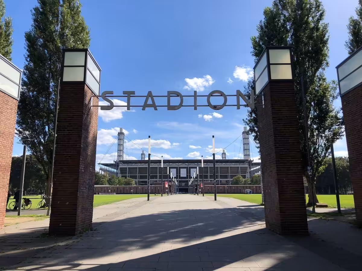 Eingang zum Stadion des FC Köln