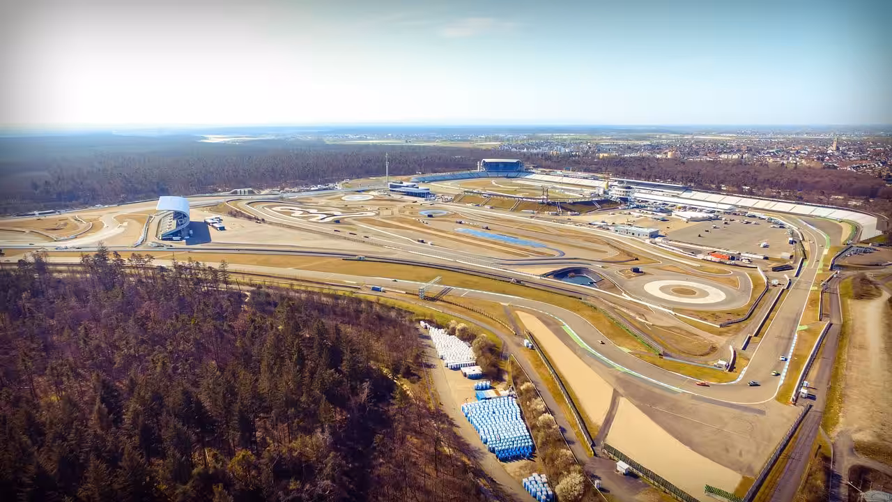 Luftbild einer Motorsport-Rennstrecke im Waldgebiet