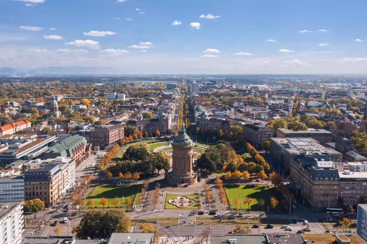 Vogelperspektive auf Mannheim mit Wasserturm im Zentrum.