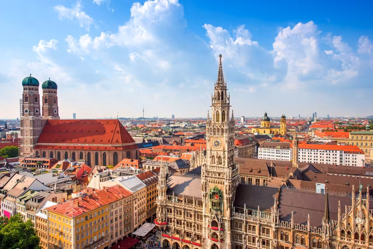 Panorama von München mit Marienplatz und Frauenkirche.