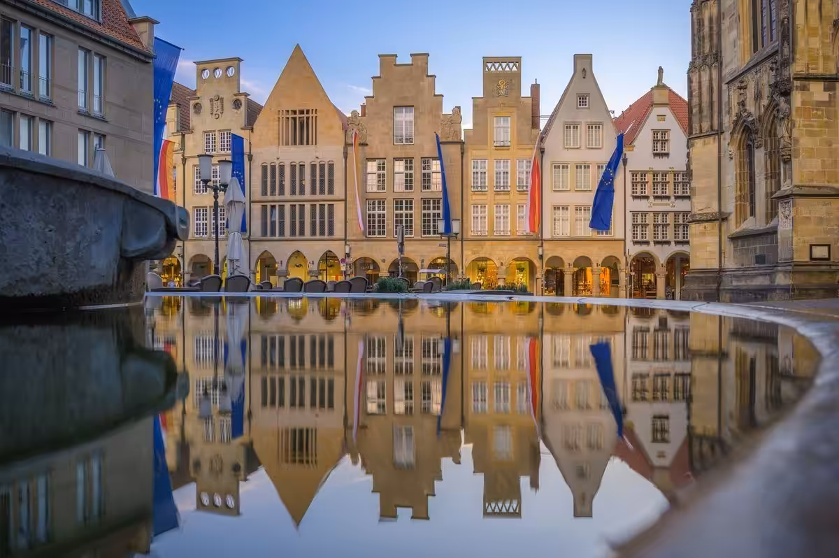 Historische Gebäude spiegeln sich im Wasser, Münster Innenstadt.