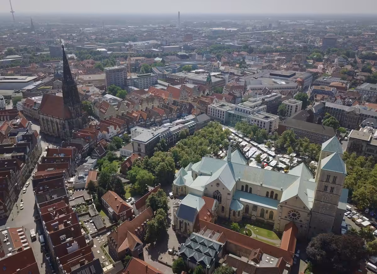 Luftaufnahme von Münster Stadtzentrum mit Kirchen und Gebäuden.