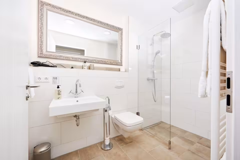 Modernes Badezimmer mit Dusche und Spiegel