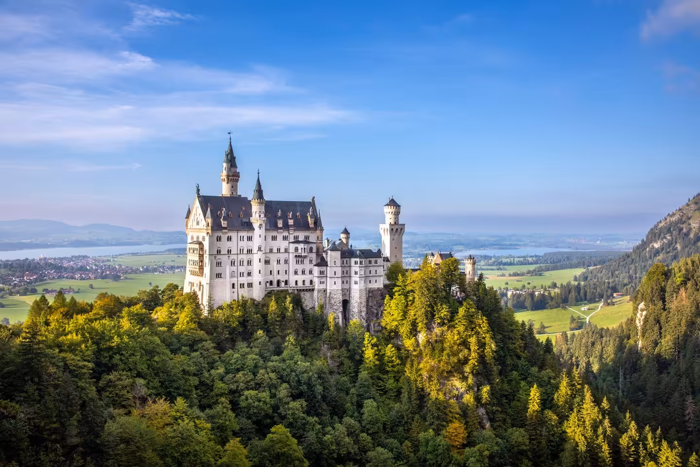 Schloss Neuschwanstein, idyllisch in bayerischer Landschaft gelegen.