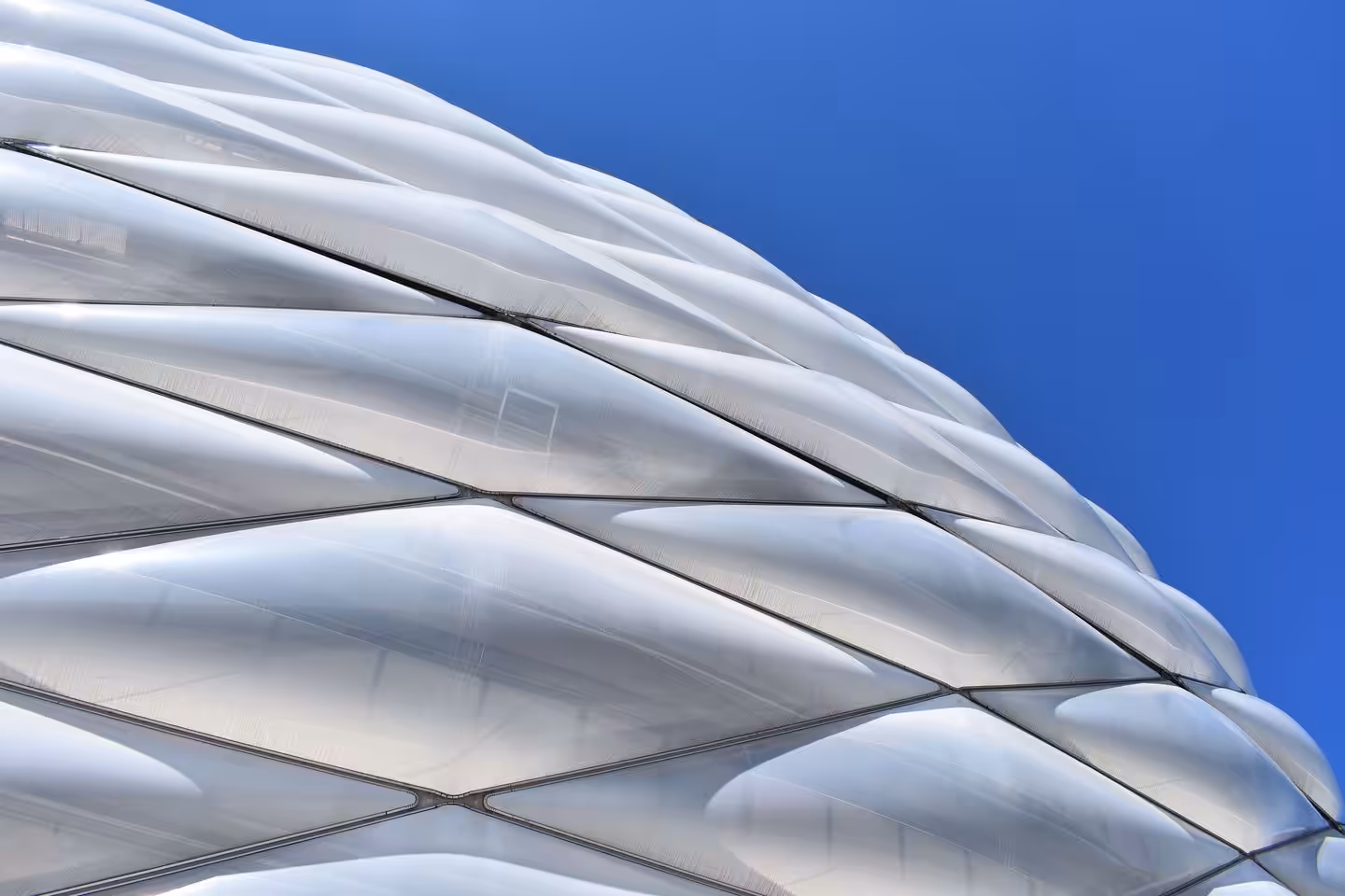 Detail der Allianz Arena Architektur, blauer Himmel