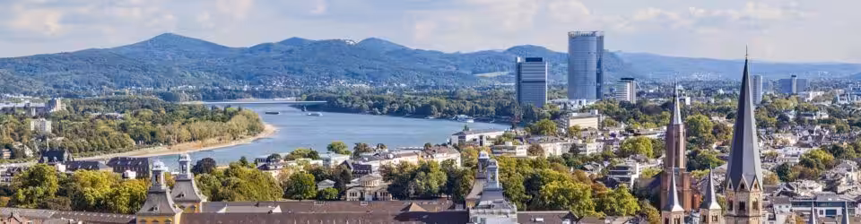 Bonn mit Rheinpanorama und Siebengebirge im Hintergrund.