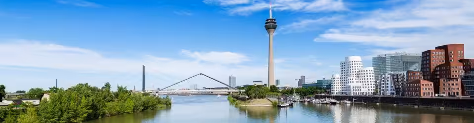 Düsseldorf Skyline mit Rheinturm und modernen Gebäuden