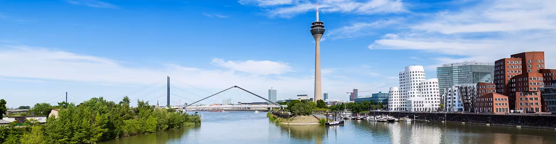 Düsseldorf Skyline mit Rheinturm und modernen Gebäuden