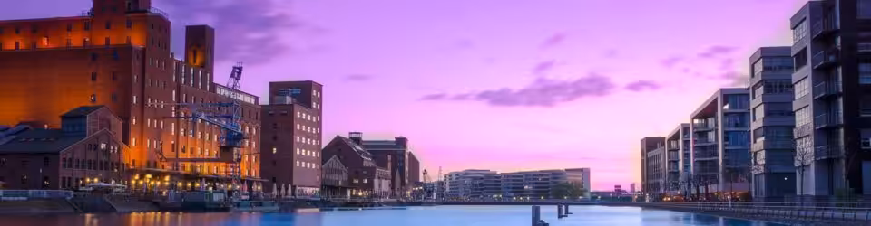 Städtische Uferansicht bei Sonnenuntergang in Deutschland.