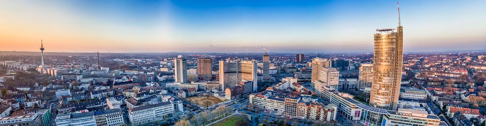 Panoramaaufnahme der Düsseldorfer Skyline bei Sonnenuntergang.