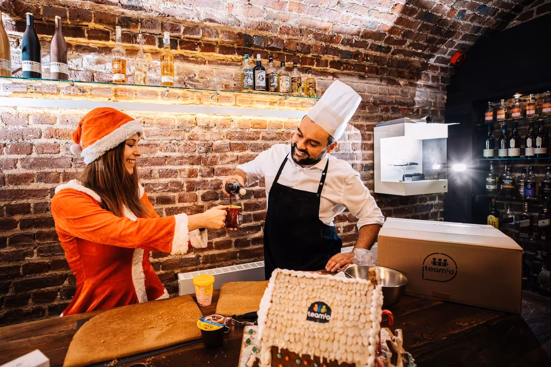 Backen mit Kollegen auf der Firmen Weihnachtsfeier