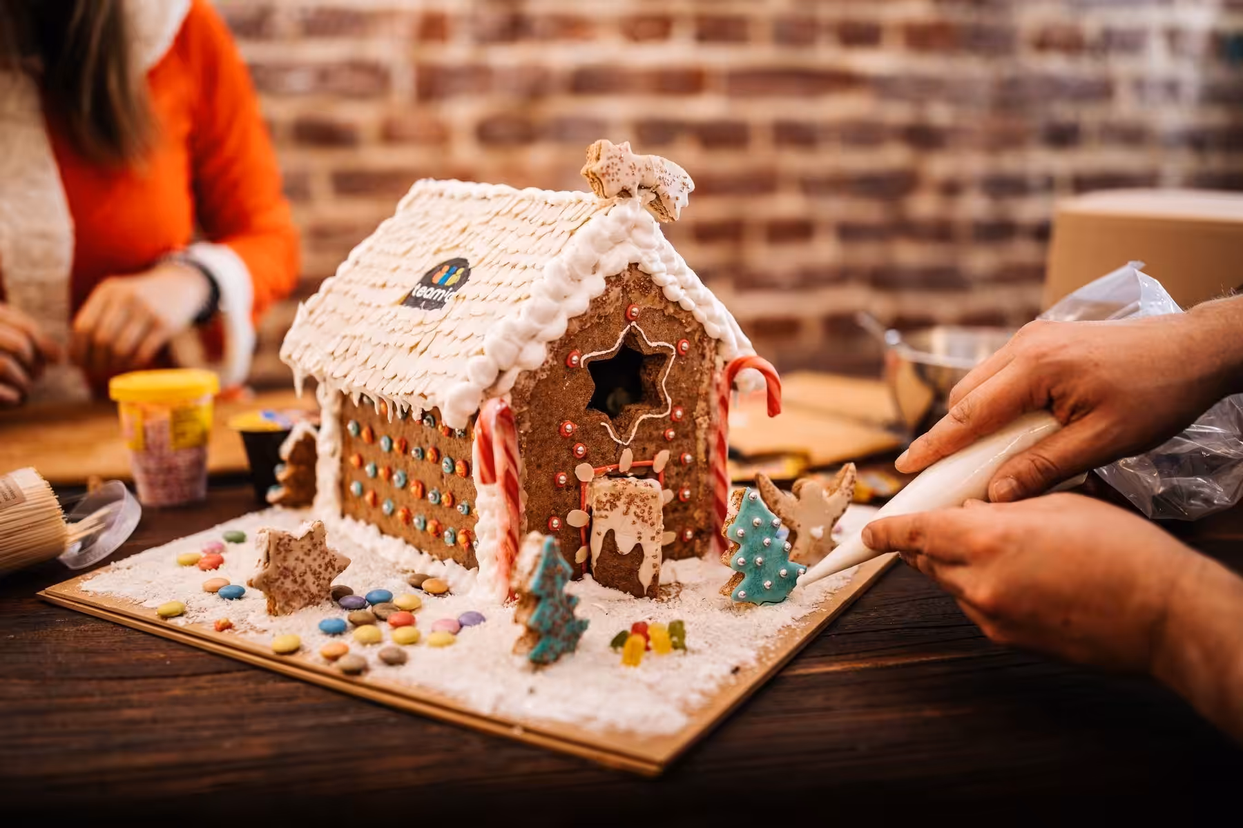 Backen mit Kollegen auf der Firmen Weihnachtsfeier